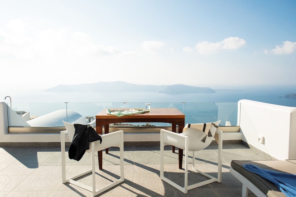Remezzo Villas — Restaurant & bars in Imerovigli, South Aegean