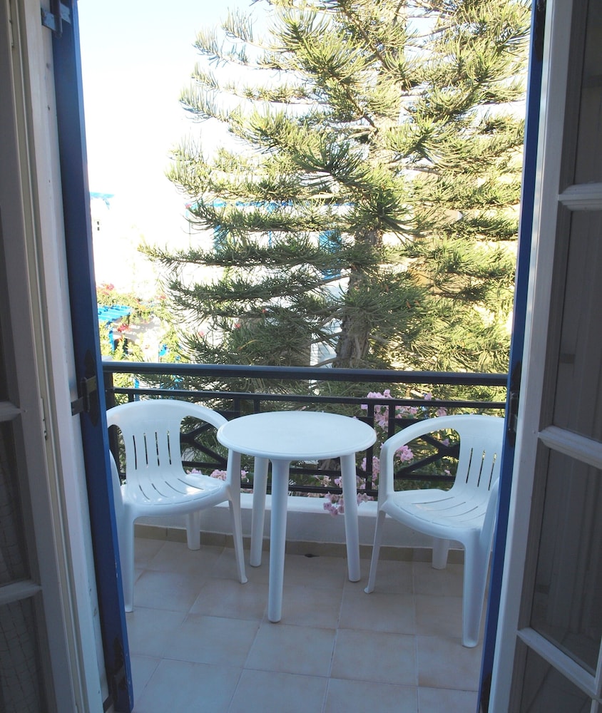 Levante Beach Hotel — Hotel rooms in Kamari, South Aegean