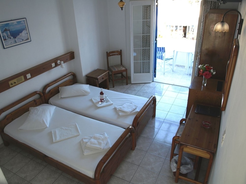 Levante Beach Hotel — Hotel rooms in Kamari, South Aegean
