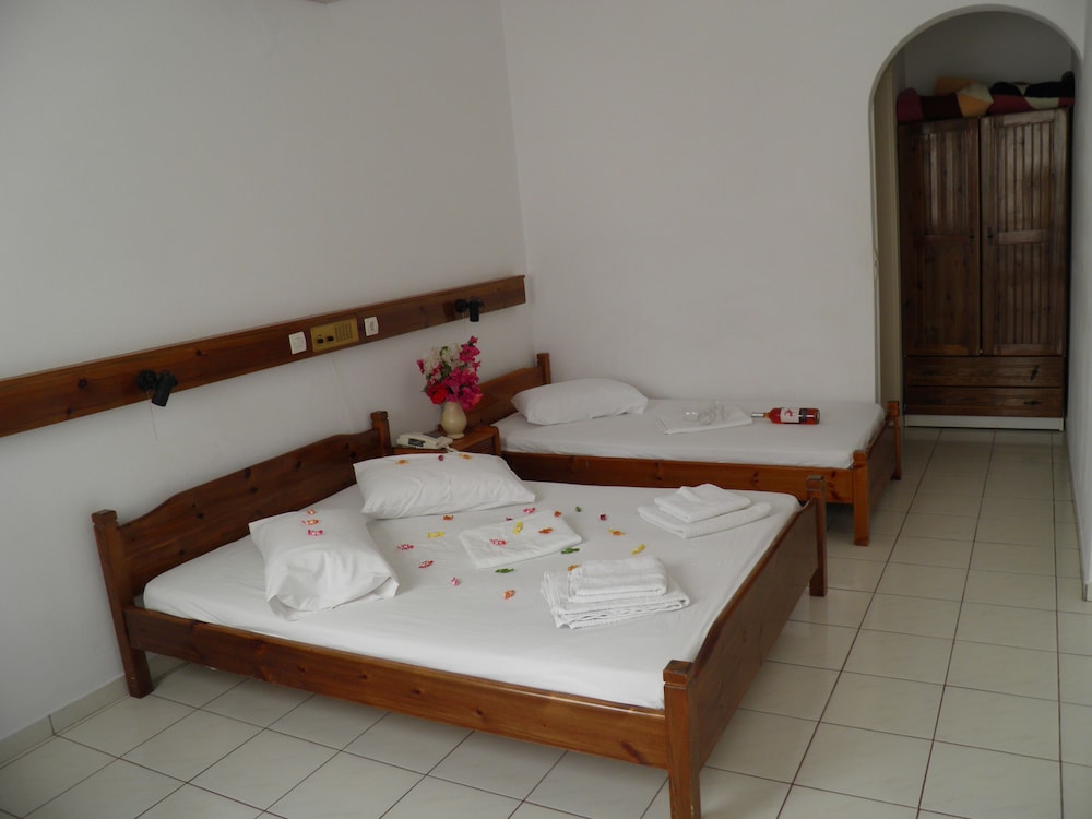 Levante Beach Hotel — Hotel rooms in Kamari, South Aegean
