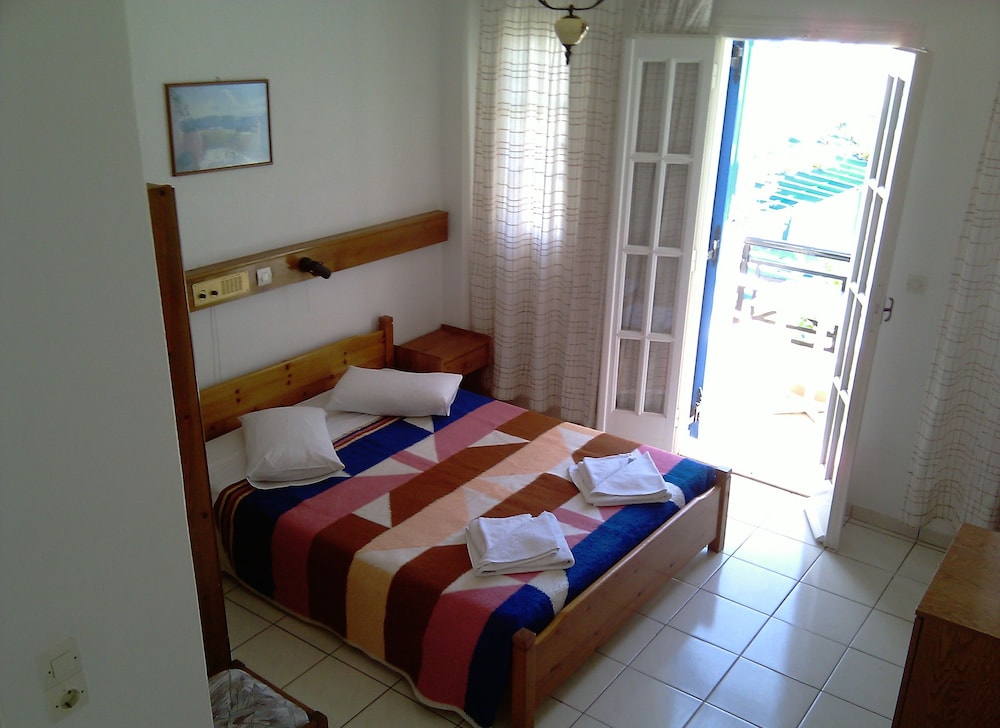 Levante Beach Hotel — Hotel rooms in Kamari, South Aegean