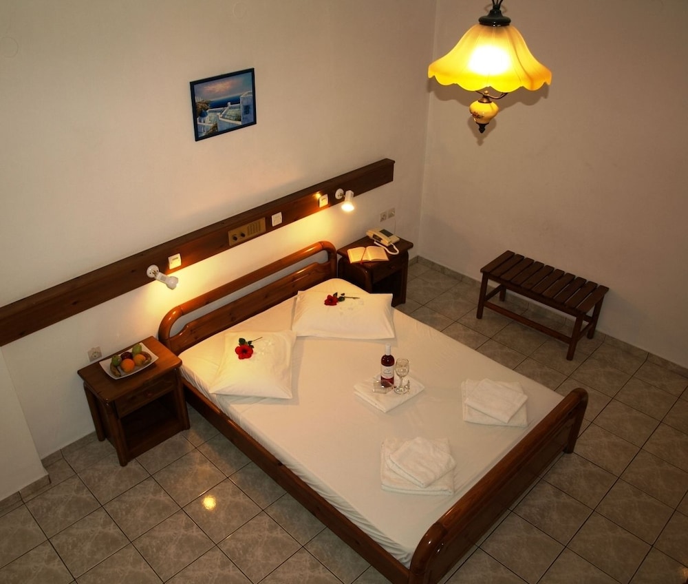 Levante Beach Hotel — Hotel rooms in Kamari, South Aegean