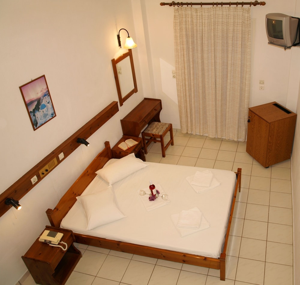 Levante Beach Hotel — Hotel rooms in Kamari, South Aegean