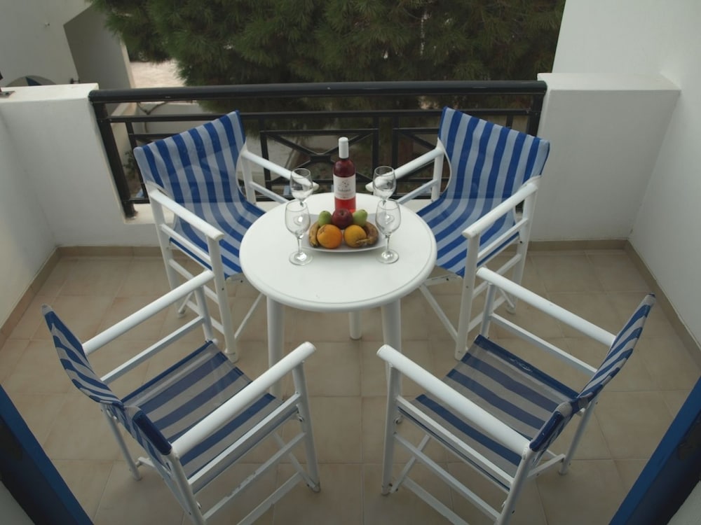Levante Beach Hotel — Hotel rooms in Kamari, South Aegean