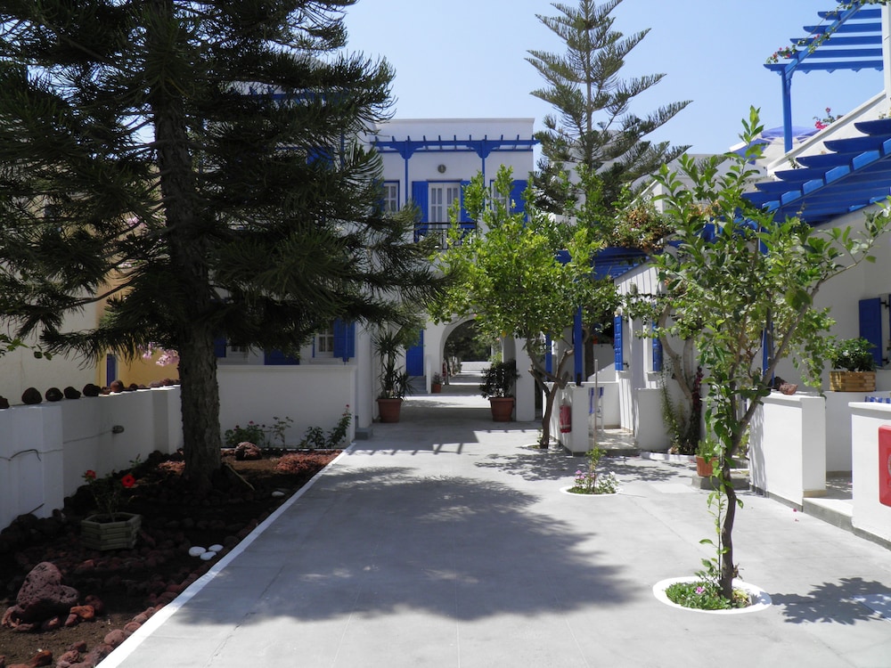 Levante Beach Hotel — Hotel building in Kamari, South Aegean