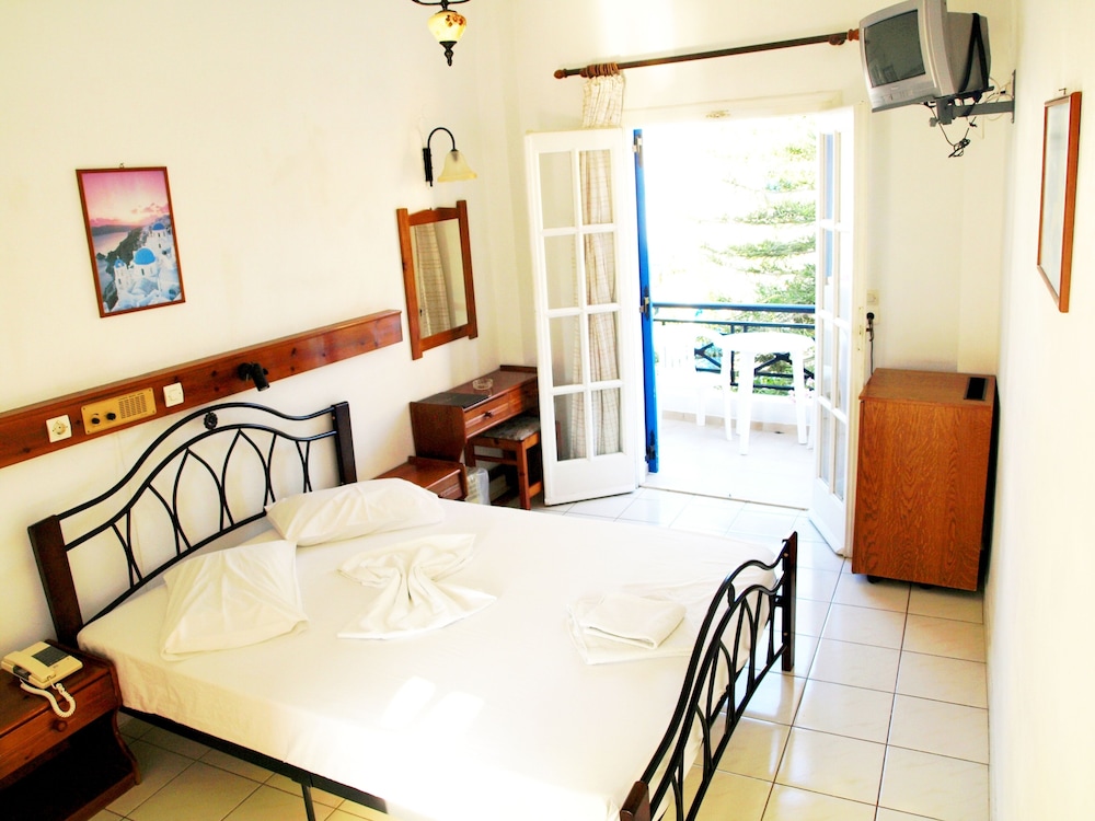 Levante Beach Hotel — Hotel rooms in Kamari, South Aegean