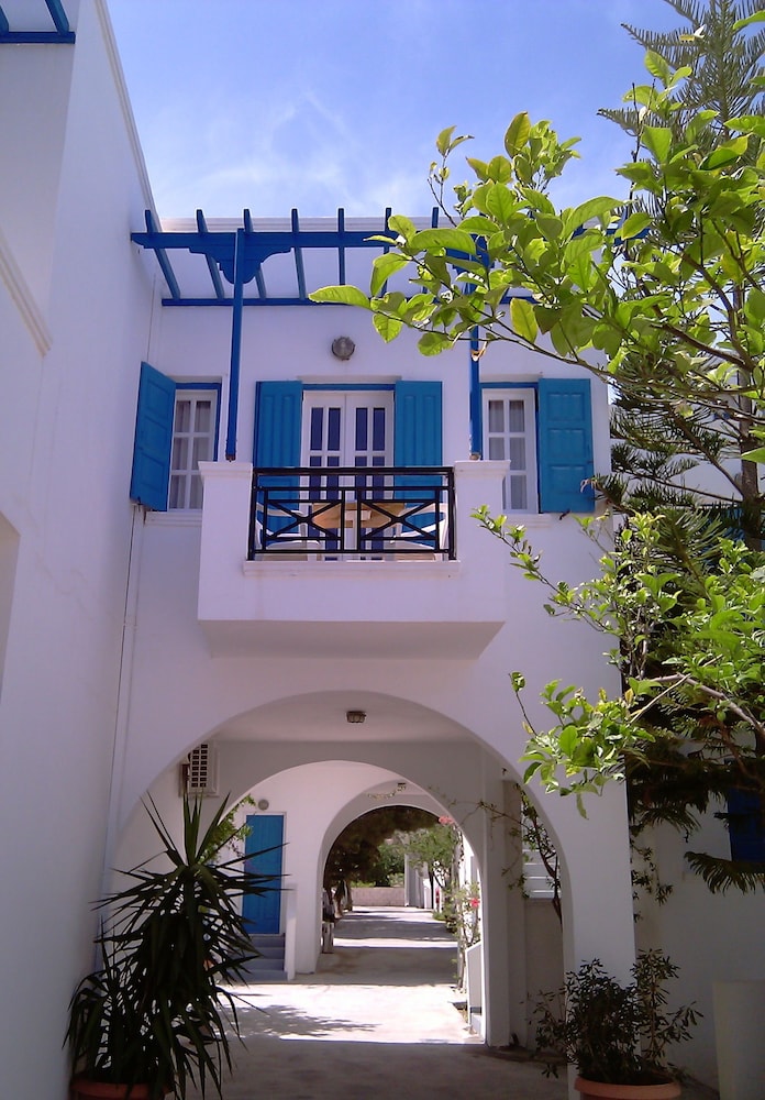 Levante Beach Hotel — Hotel building in Kamari, South Aegean