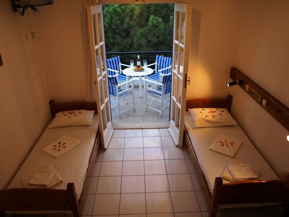 Levante Beach Hotel — Hotel rooms in Kamari, South Aegean