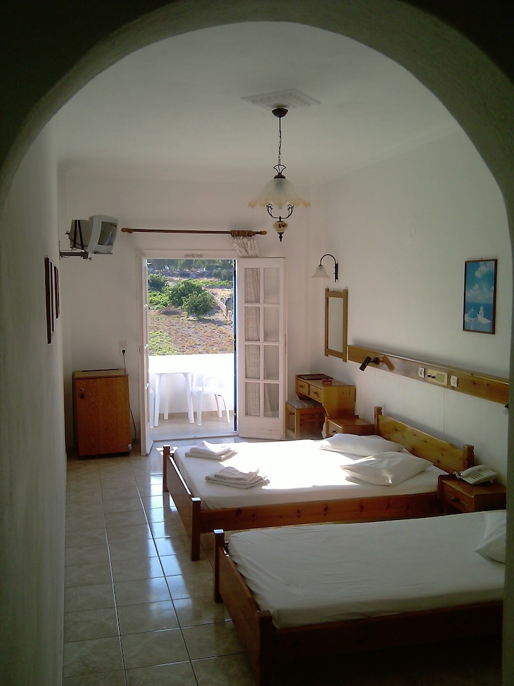 Levante Beach Hotel — Hotel rooms in Kamari, South Aegean
