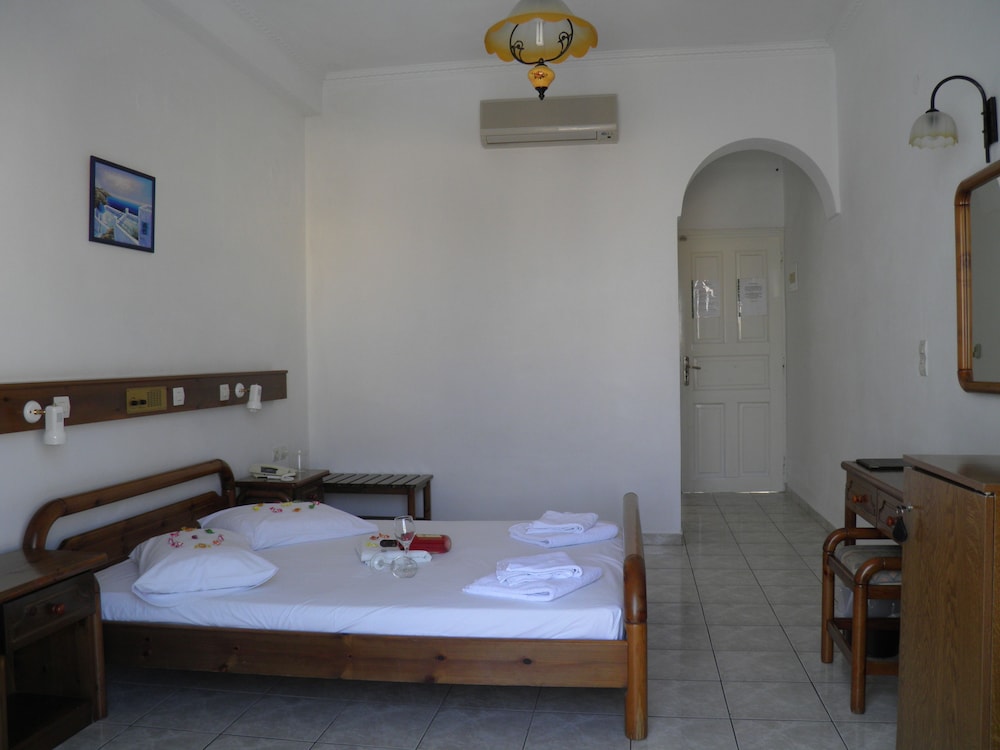 Levante Beach Hotel — Hotel rooms in Kamari, South Aegean