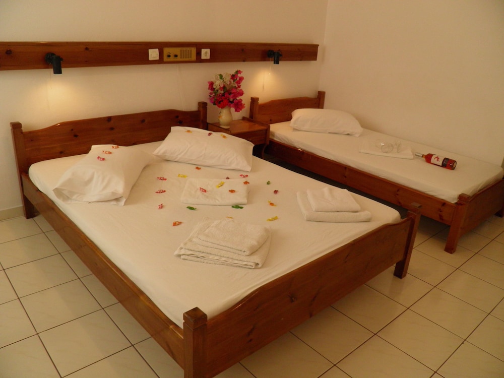 Levante Beach Hotel — Hotel rooms in Kamari, South Aegean