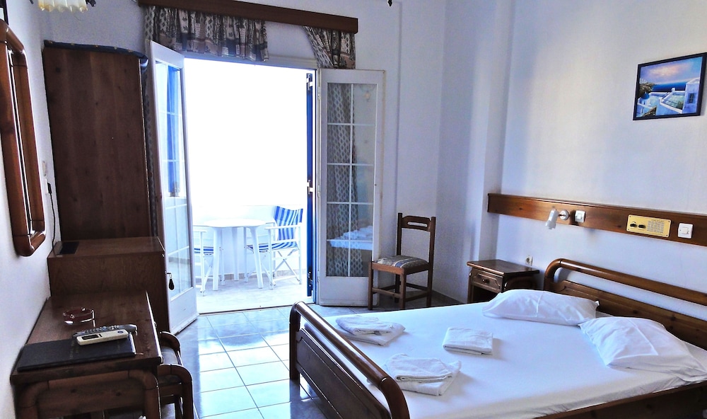 Levante Beach Hotel — Hotel rooms in Kamari, South Aegean