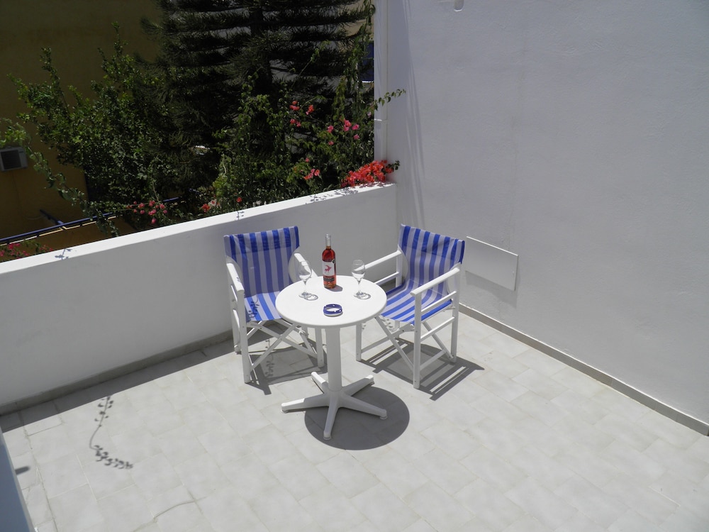 Levante Beach Hotel — Hotel rooms in Kamari, South Aegean