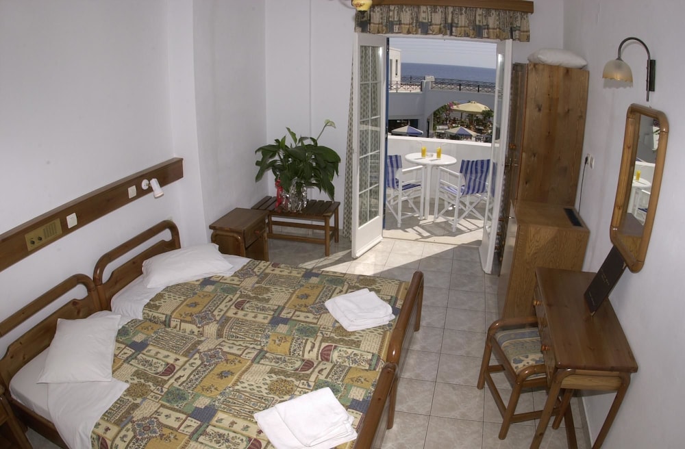 Levante Beach Hotel — Hotel rooms in Kamari, South Aegean