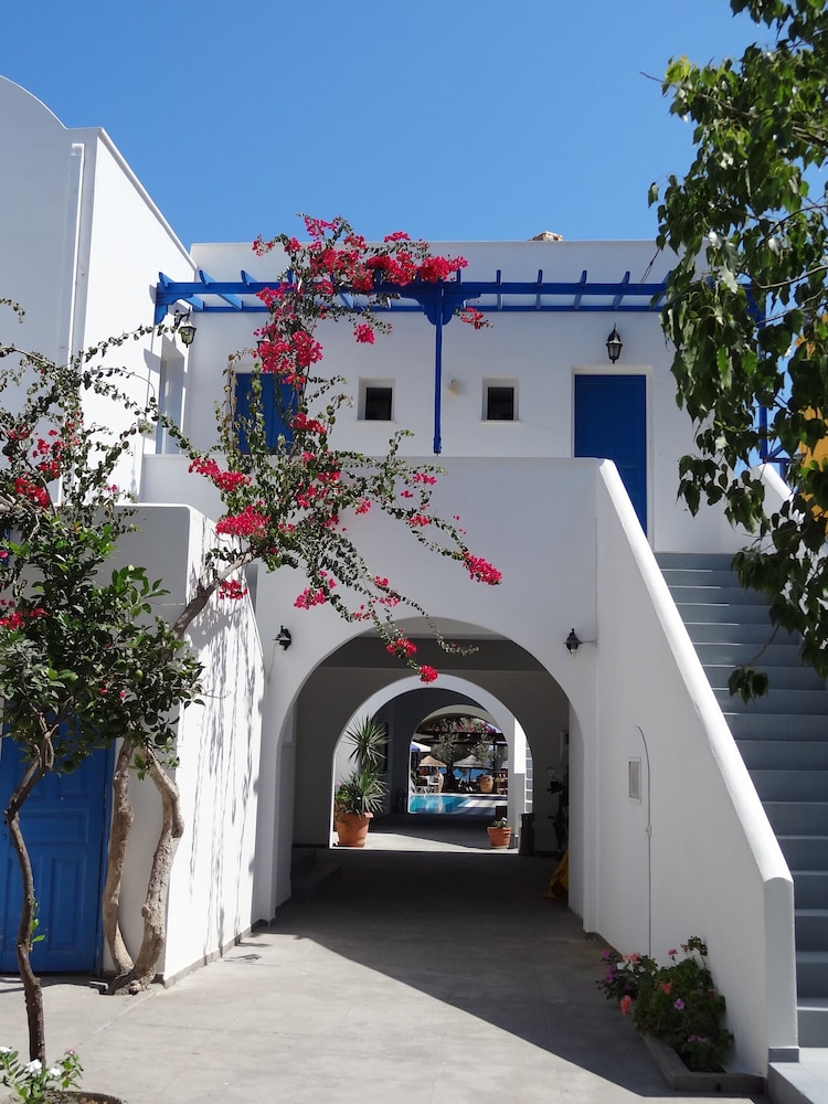Levante Beach Hotel — Hotel building in Kamari, South Aegean