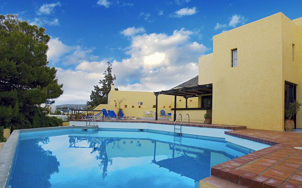 Sundance Apartments and Suites — Swimming pool in Hersonissos
