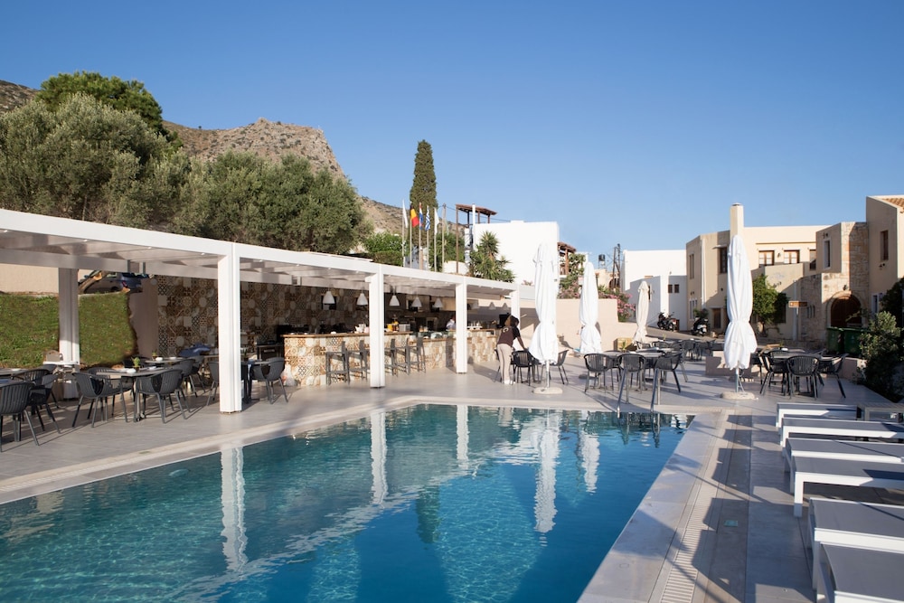 Sundance Apartments and Suites — Swimming pool in Hersonissos