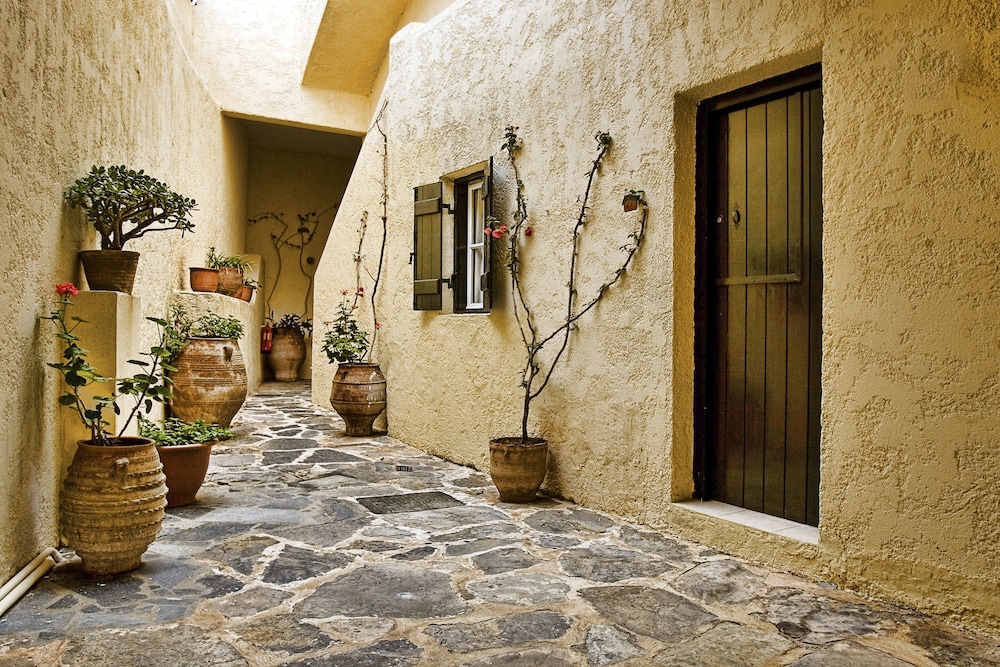 Sundance Apartments and Suites — Hotel building in Hersonissos