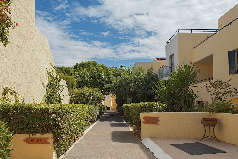 Sundance Apartments and Suites — Hotel building in Hersonissos