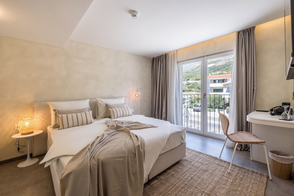 Hotel Aria — Hotel rooms in Podstrana, Split-Dalmatia