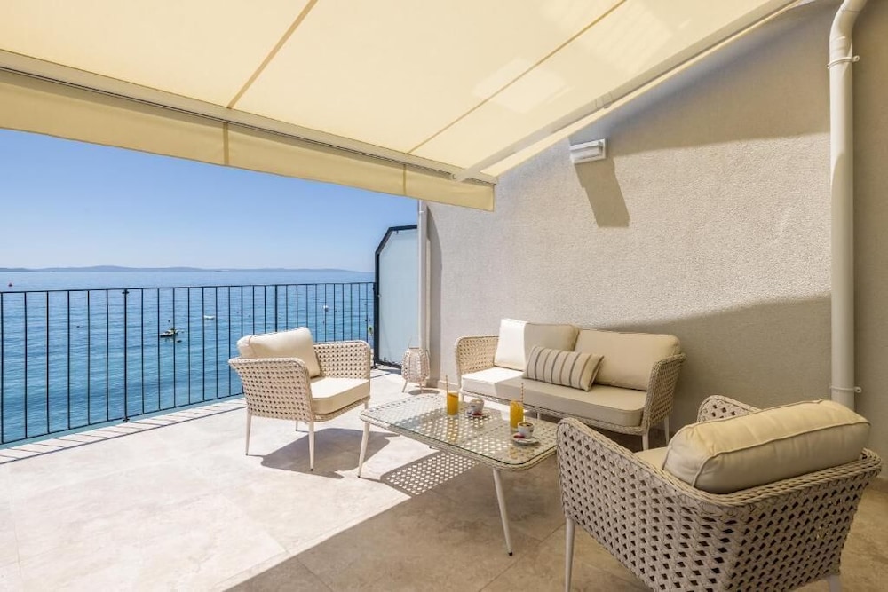 Hotel Aria — Hotel rooms in Podstrana, Split-Dalmatia