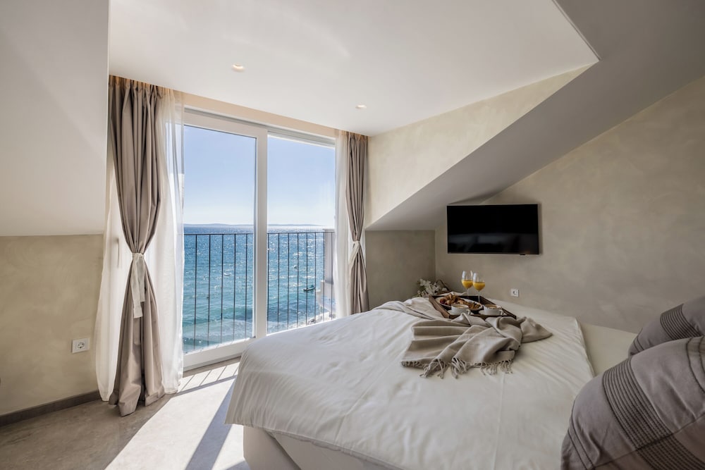 Hotel Aria — Hotel rooms in Podstrana, Split-Dalmatia