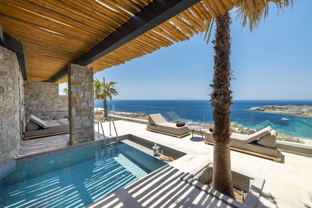 Tropicana Suites & Villas — Swimming pool in Plati Gialos, South Aegean
