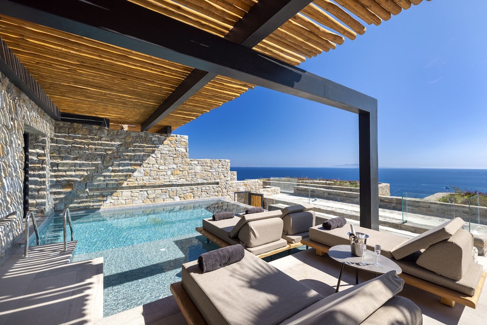Tropicana Suites & Villas — Swimming pool in Plati Gialos, South Aegean