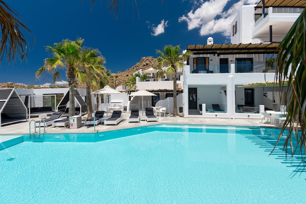 Tropicana Suites & Villas — Swimming pool in Plati Gialos, South Aegean