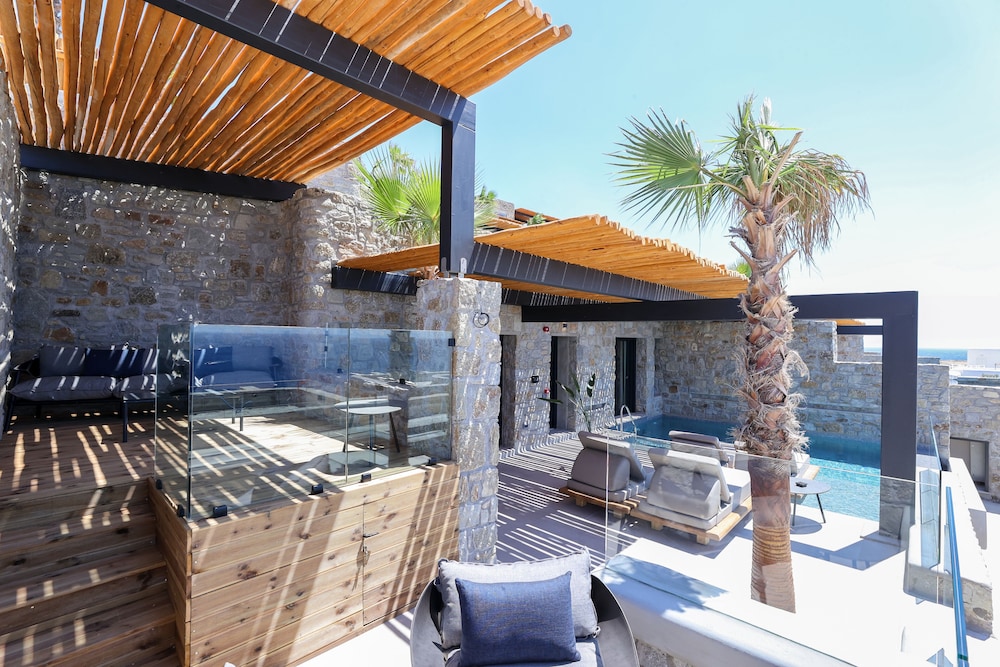 Tropicana Suites & Villas — Hotel building in Plati Gialos, South Aegean