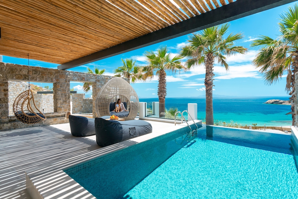 Tropicana Suites & Villas — Swimming pool in Plati Gialos, South Aegean
