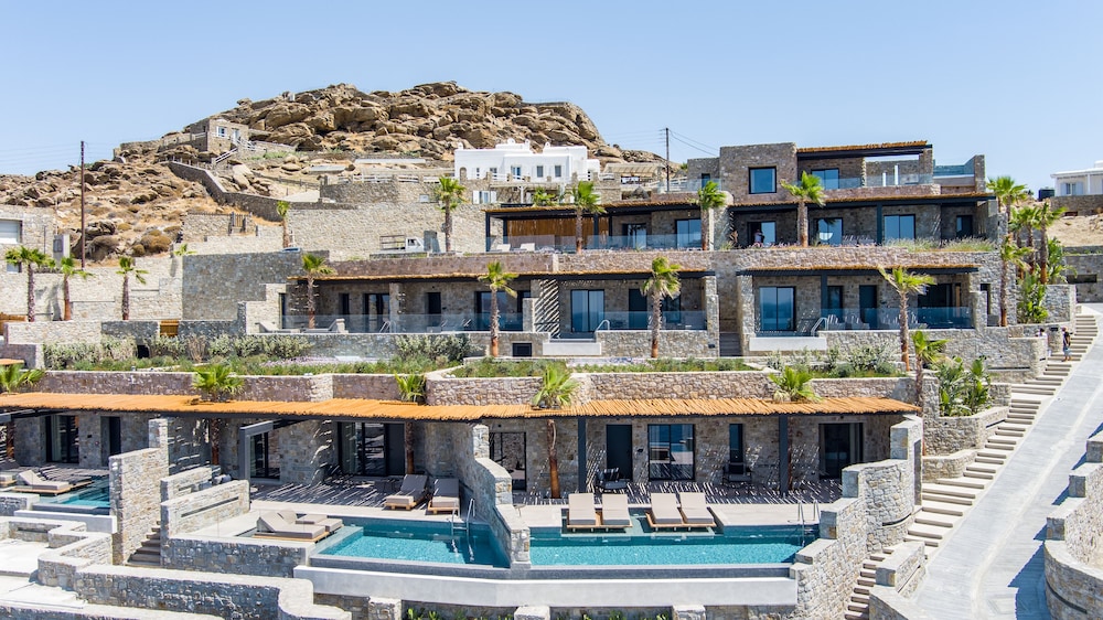 Tropicana Suites & Villas — Hotel building in Plati Gialos, South Aegean
