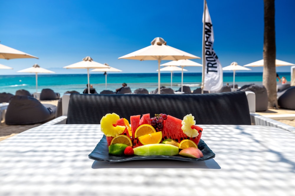 Tropicana Suites & Villas — Beach in Plati Gialos, South Aegean