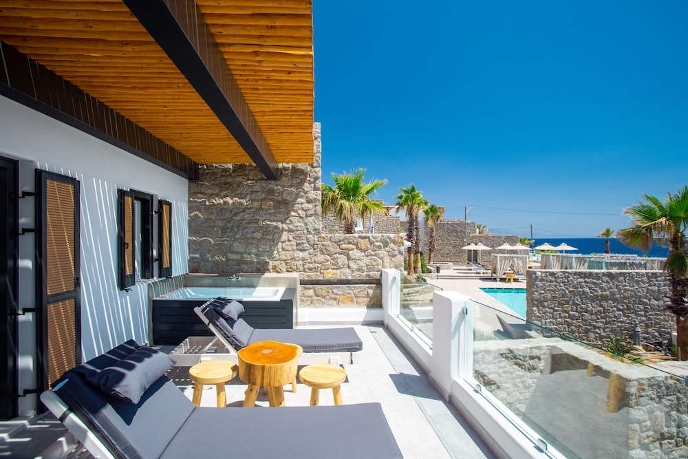 Tropicana Suites & Villas — Hotel building in Plati Gialos, South Aegean