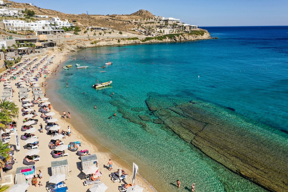 Tropicana Suites & Villas — Beach in Plati Gialos, South Aegean