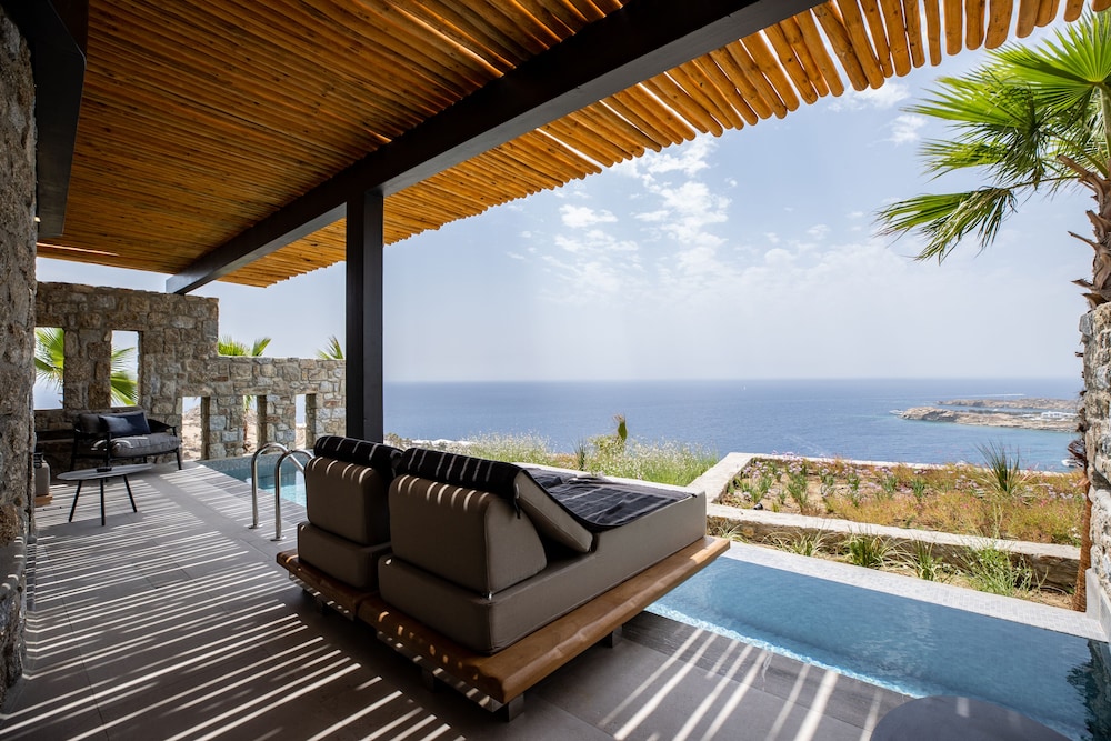 Tropicana Suites & Villas — Swimming pool in Plati Gialos, South Aegean