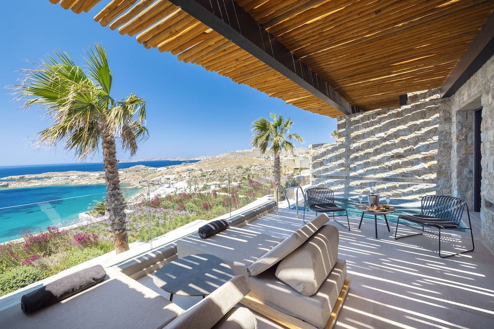 Tropicana Suites & Villas — Beach in Plati Gialos, South Aegean