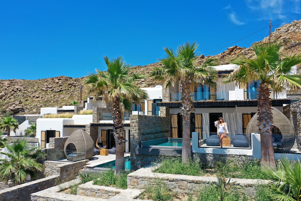 Tropicana Suites & Villas — Hotel building in Plati Gialos, South Aegean