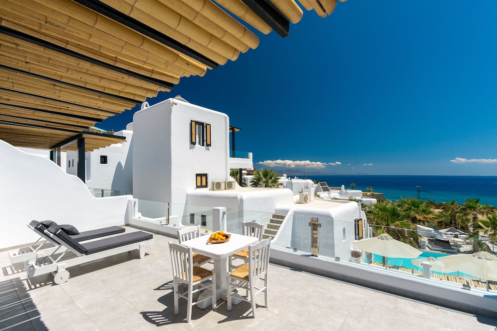 Tropicana Suites & Villas — Hotel building in Plati Gialos, South Aegean