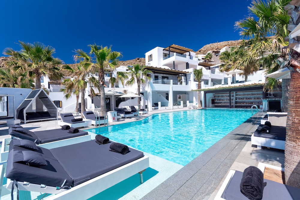 Tropicana Suites & Villas — Swimming pool in Plati Gialos, South Aegean