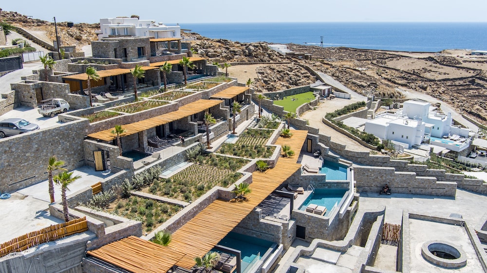Tropicana Suites & Villas — Hotel building in Plati Gialos, South Aegean