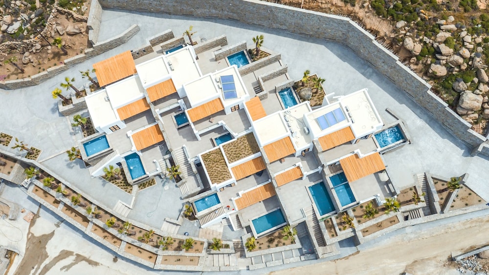 Tropicana Suites & Villas — Hotel building in Plati Gialos, South Aegean