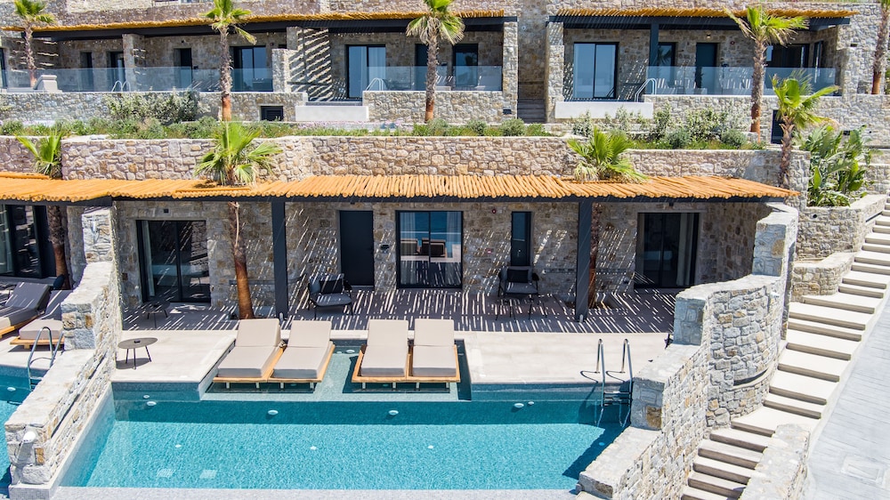 Tropicana Suites & Villas — Hotel building in Plati Gialos, South Aegean