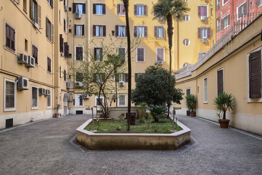 Vatican's Roof — Hotel building in Rome, Lazio