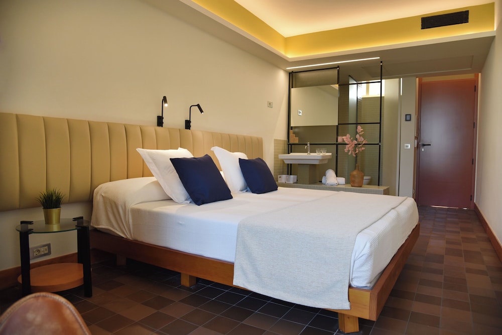 Hotel SunClub CalaVinya — Hotel rooms in Salou, Catalonia