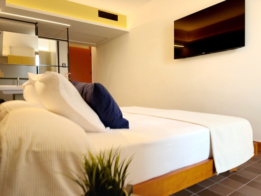 Hotel SunClub CalaVinya — Hotel rooms in Salou, Catalonia