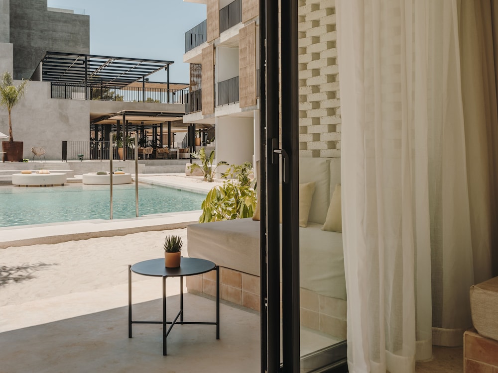 Bonito Ibiza by NCalma Hotels — Hotel building in San Antonio, Balearic Islands