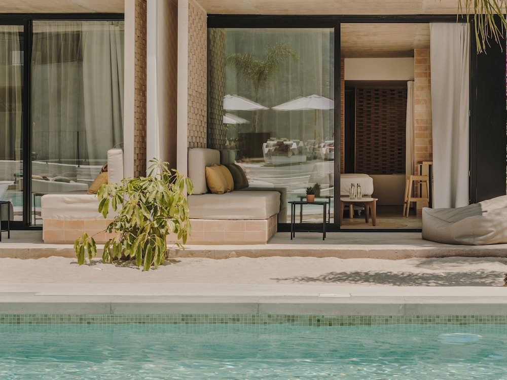 Bonito Ibiza by NCalma Hotels — Hotel building in San Antonio, Balearic Islands