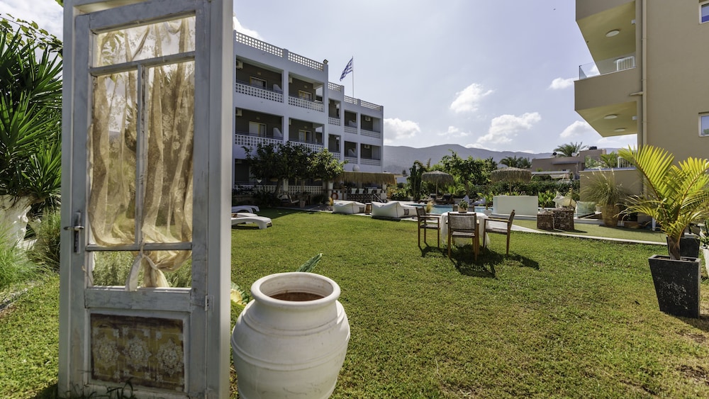 Stella Maria — Hotel building in Malia