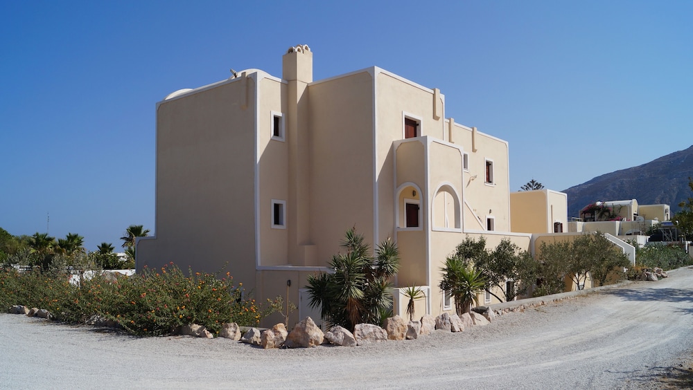 Villa Angira — Hotel building in Kamari, South Aegean